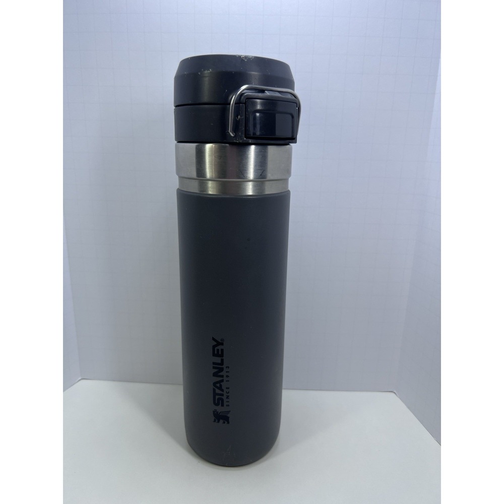 Stanley Quick Flip GO Water Bottle 24 Oz Push Button Lid Leakproof Charcoal Gray